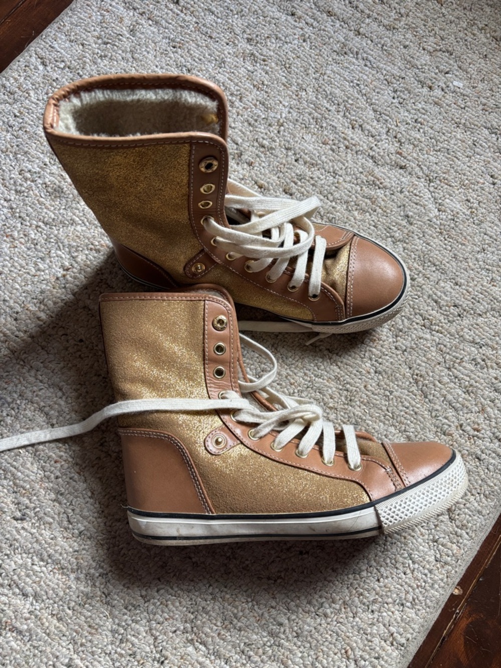 NWOT Tory Burch lace-up lamb skn ihigh top Sneaker